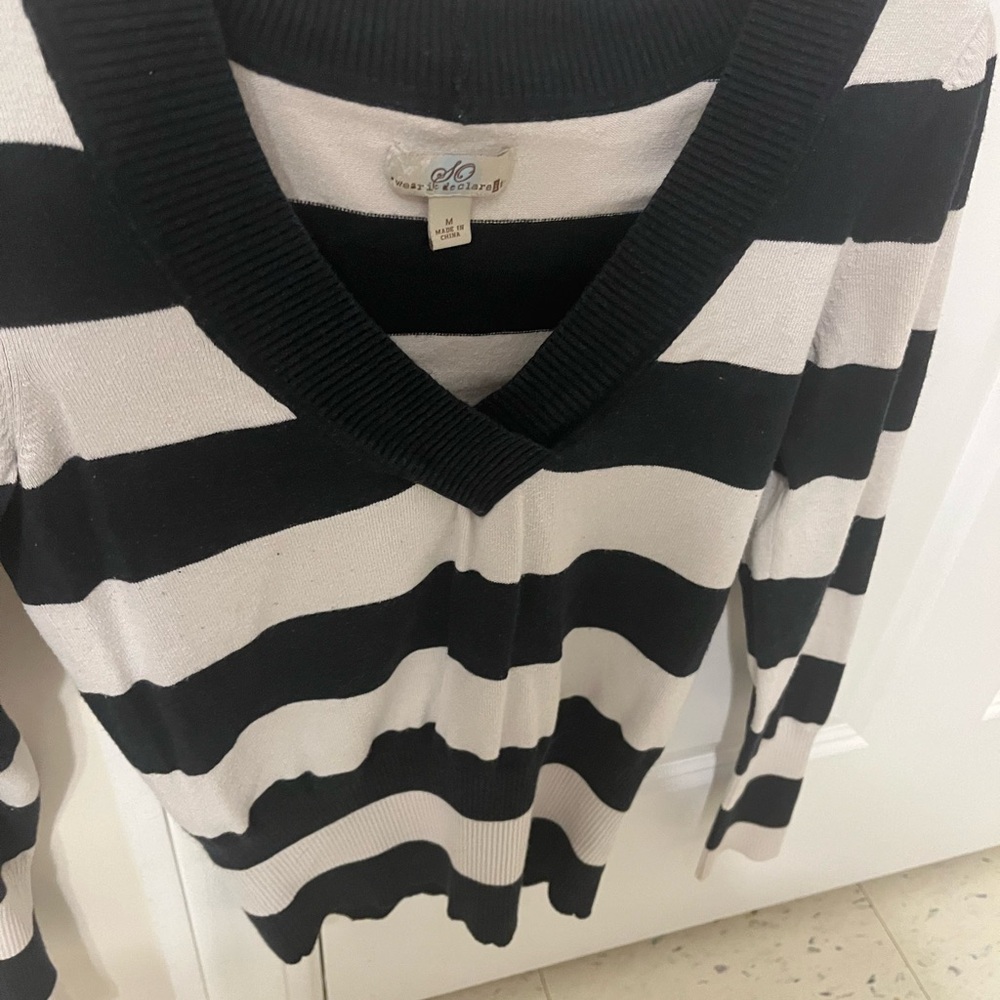 So brand Black and white v neck